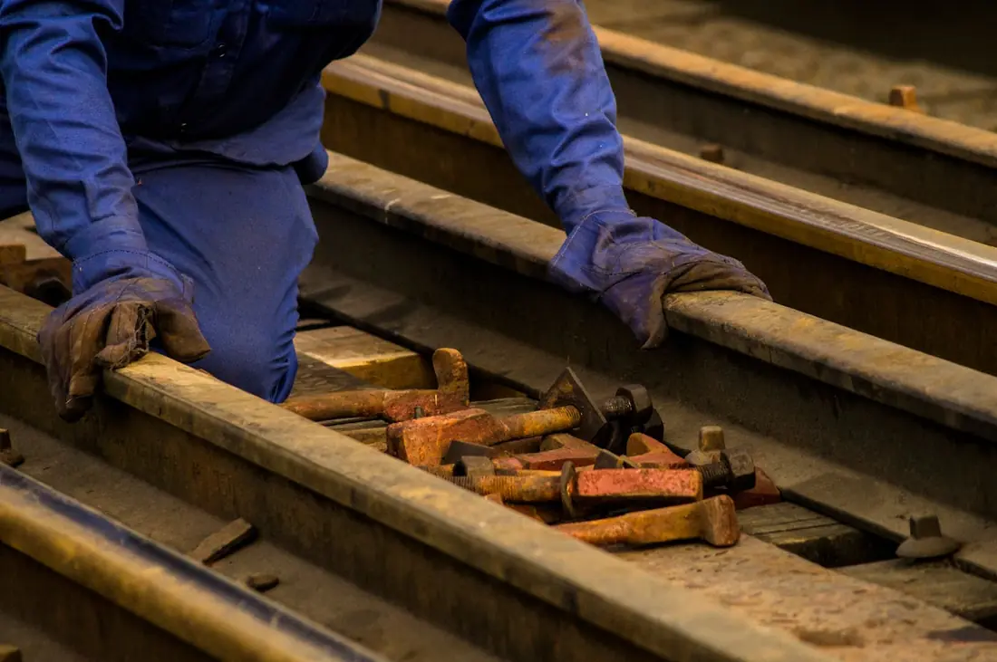 Mains gantées d'un ouvrier ferroviaire au travail, formation SECUFER Lyon